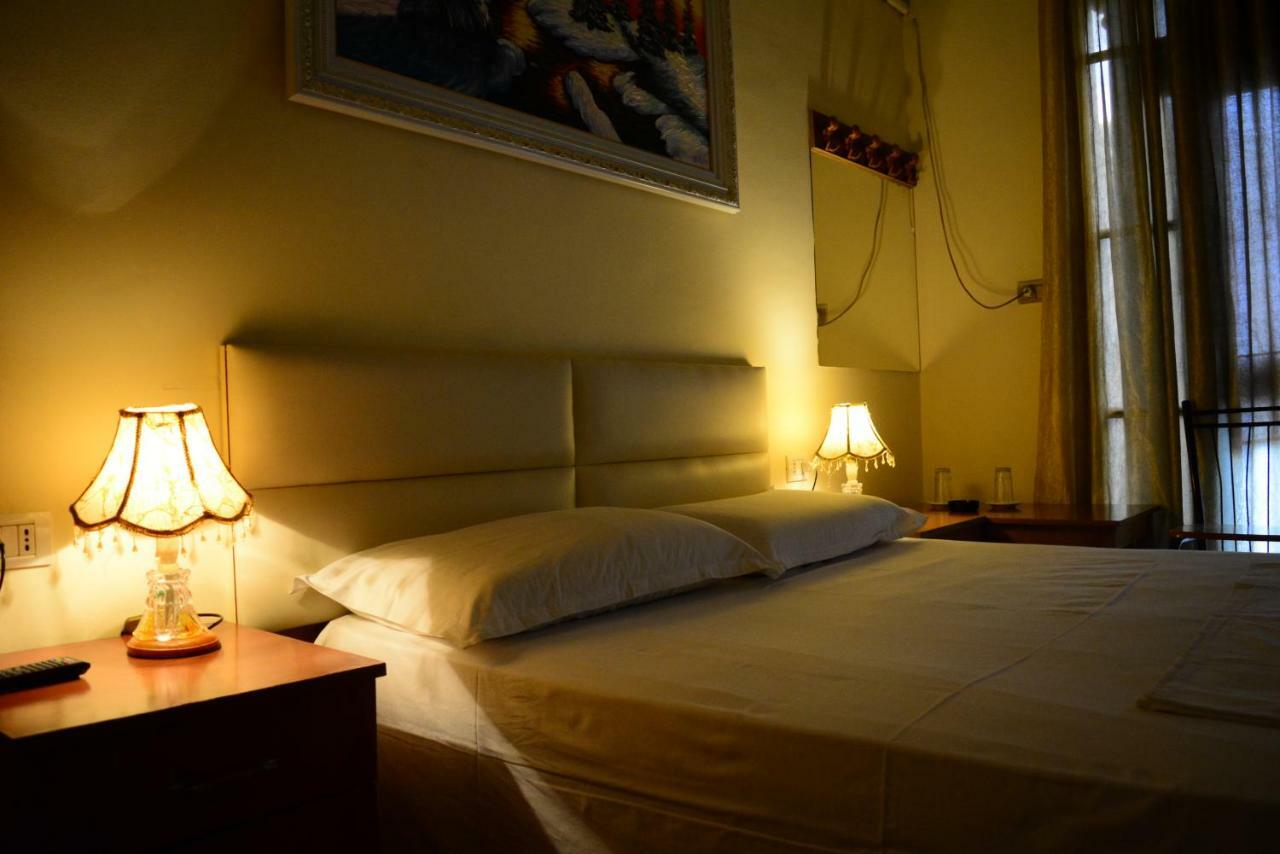 Hotel Republika Tirana Buitenkant foto