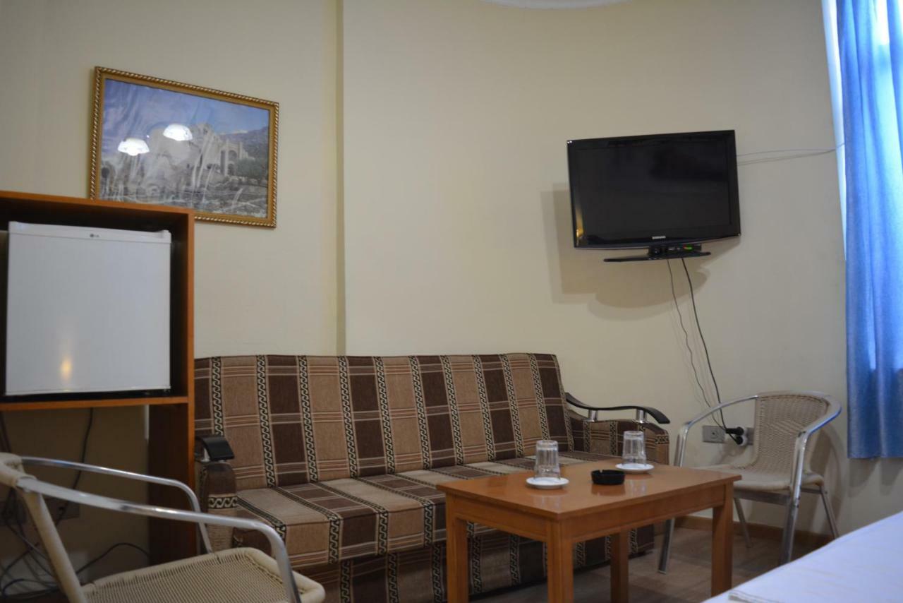 Hotel Republika Tirana Buitenkant foto
