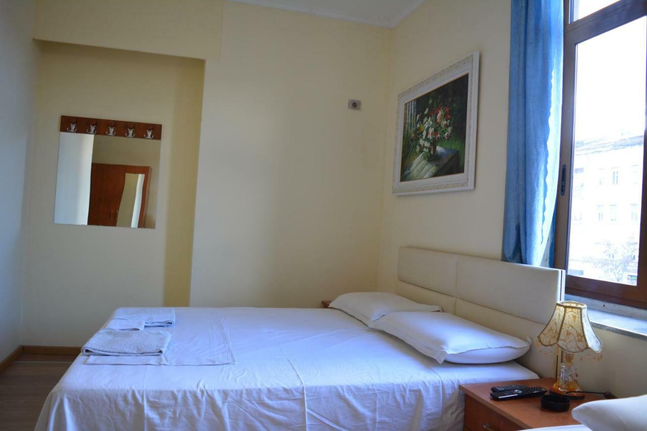 Hotel Republika Tirana Buitenkant foto